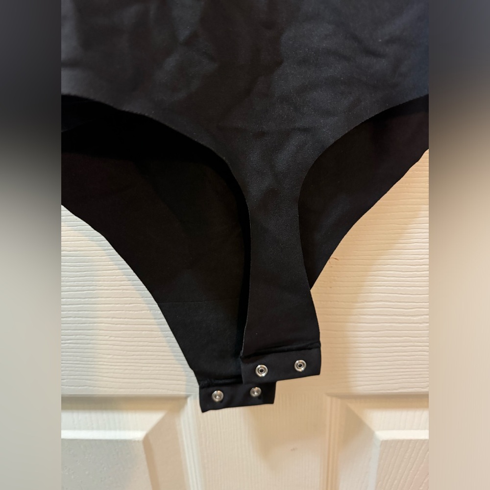 SKIMS BODY UNLINED PLUNGE THONG BODYSUIT - Picture 6 of 11